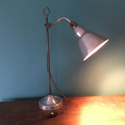 ancienne lampe de bureau industriel allumée