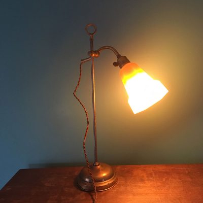 ancienne lampe tulipe orange allumée