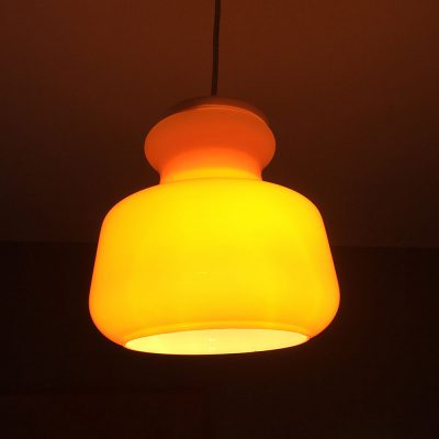 suspension opaline orange allumée
