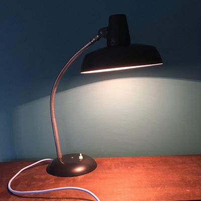 lampe bureau vintage allumée