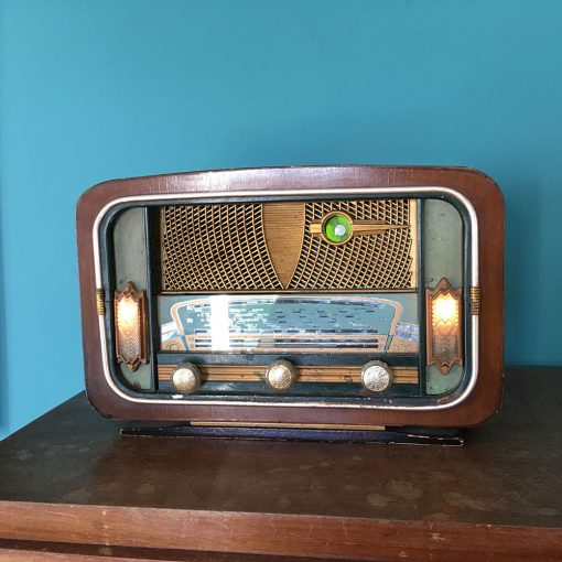 ancienne radio vintage allumée