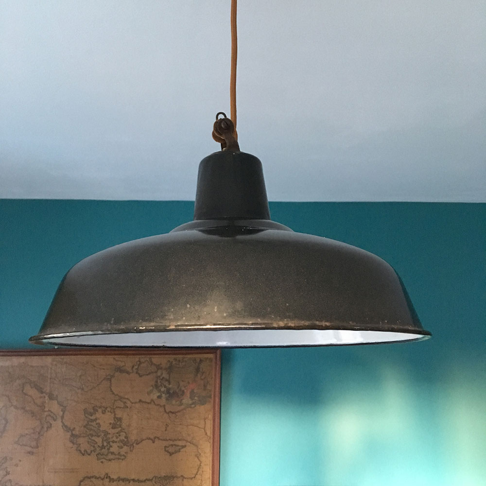 Lampe style atelier noire en émail