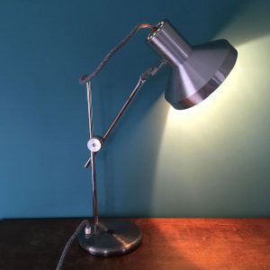 lampe bureau vintage métal allumée