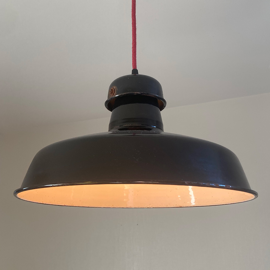 suspension-industrielle-vintage-noire-allumee