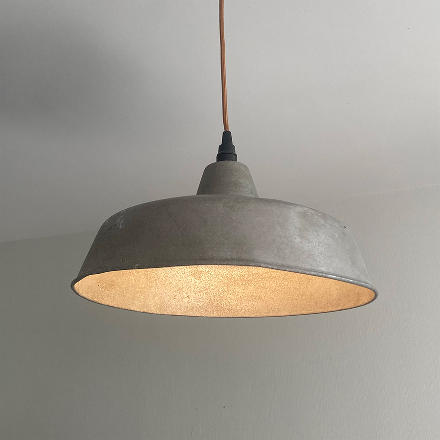 supension-vintage-industrielle-grise-allumee