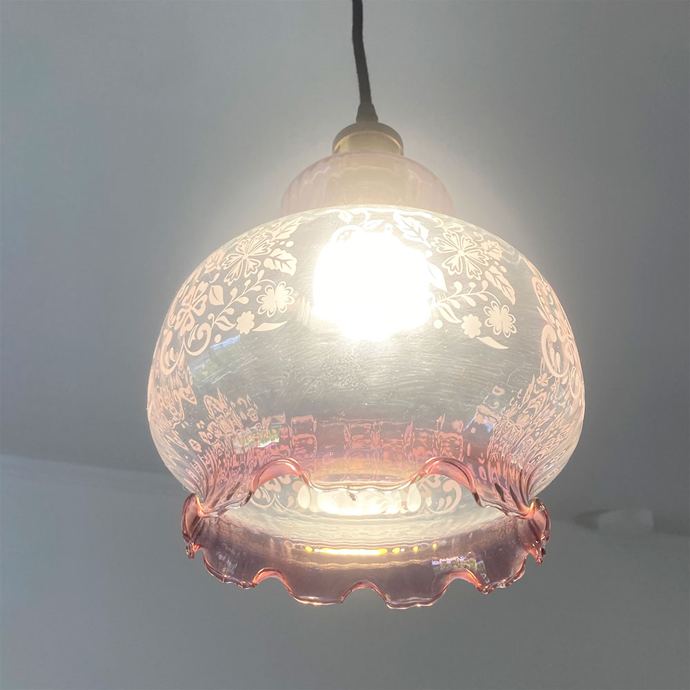 suspension-ancienne-verre-rose-allumee